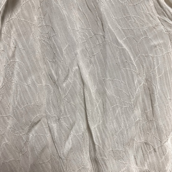 H&C Collection Medium Off White Flowy Top - Picture 3 of 5